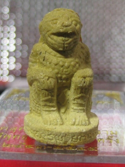 (11) หนุมานชมภูนุช รุ่นพระเจ้าห้าพระองค์ เนื้อผงว่าน108 ปลุกเสก 5 พิธี ตั้งแต่ปี 2543-2544