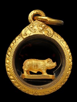 หมูจิ๋ว มหาลาภ หลวงพ่อเปิ่น วัดบางพระ เนื้อทองคำแท้ ปี 41 เลี่ยมทองพร้อมบูชา (องค์ที่ 2)