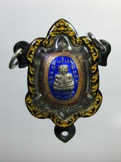 (13) เหรียญพญาเต่า รุ่นบูรณะพระราชวังสนามจันทร์ ปี 2538 เนื้อเงินลงยา เลี่ยมพลาสติก