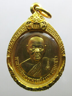 หลวงพ่อแพ วัดพิกุลทอง จ.สิงห์บุรี เหรียญไข่ หน้าตรง ครึ่งองค์ เนื้อทองคำ หมายเลข ๕ เลี่ยมทองอย่างหนา