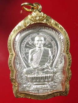 (1023) เหรียญนั่งพานรุ่นแรก หลวงพ่อม่น วัดเนินตามาก ปี ๓๕ เนื้อเงิน หมายเลข 1023