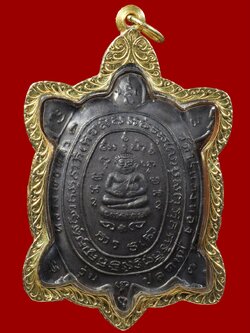 (2) เต่าเรือน หลวงปู่หลิว รุ่น ปลดหนี้ เนื้อนวะโลหะ ปี 2536 เลี่ยมทองหนาๆ พร้อมบูชา