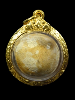 (2) ลูกอมวัดไผ่ล้อม หลวงปู่ทิมปลุกเสก ปี 2513 เลี่ยมทองพร้อมบูชา มีบัตรรับรอง