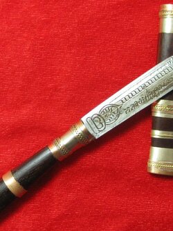 (13) มีดหมอหลวงพ่อคูณ วัดบ้านไร่ ปี 36 (ด้ามไม้ฝักไม้) ออกที่วัดประโดก อ.เมืองนครราชสีมา ปี 2536