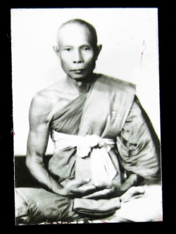 (2) รูปถ่ายหลวงปู่หลิว ขนาด 1.5 นิ้ว ออกวัดไร่แตงทอง ปี 2538