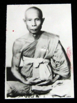 (9) รูปถ่ายหลวงปู่หลิว ขนาด 1.5 นิ้ว ออกวัดไร่แตงทอง ปี 2538