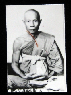 (13) รูปถ่ายหลวงปู่หลิว ขนาด 1.5 นิ้ว ออกวัดไร่แตงทอง ปี 2538