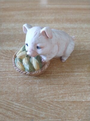 ตุ๊กตาหมูเกาะตะกร้าข้าวโพด