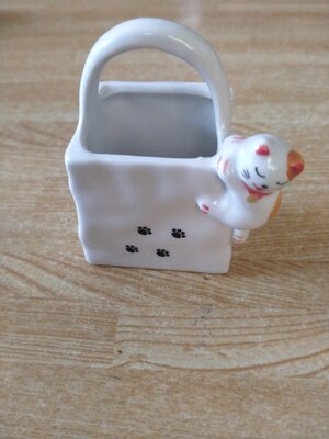 ตุ๊กตาแมวเกาะตะกร้า