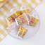 กล่องใส่ป๊อปคอร์นจำลองพร้อมฝาปิดถังป๊อปคอร์นสติกเกอร์ถ้วย DIY เครื่องประดับอุปกรณ์เสริมลูกอมภาชนะพลาสติกตกแต่งบ้านตุ๊กตา