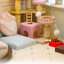 โมเดลจำลองรุ่นใหม่แห่งปี 2021ชุดMODEL CAT IN LOVE minihouseสัตว์เลี้ยงแมวร้านกาแฟ Hongda DIY ของเล่นทำด้วยมือ Cabin สามมิติประกอบปริศนา Creative House ของขวัญวันเกิด